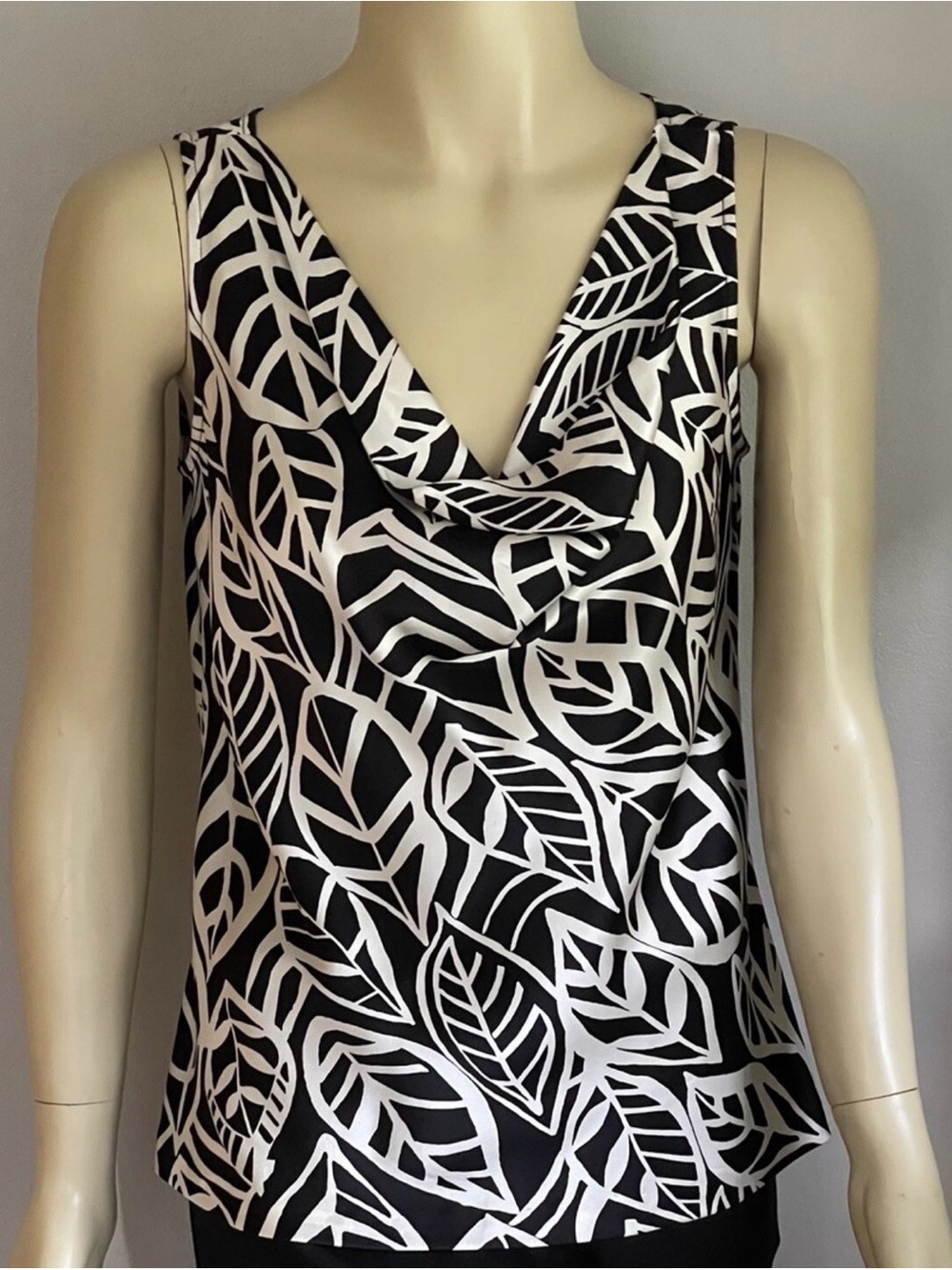 TALBOTS Black & White Leaf Pattern Pure Silk Sleeveless Blouse